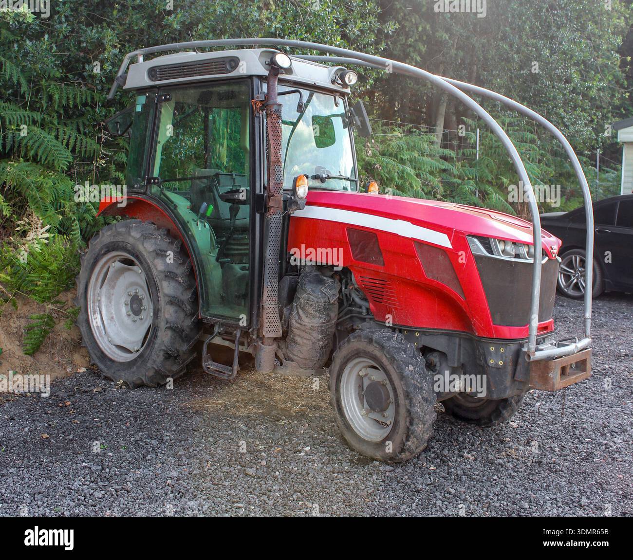 Trattore rosso piccolo nell'azienda agricola. Foto Stock