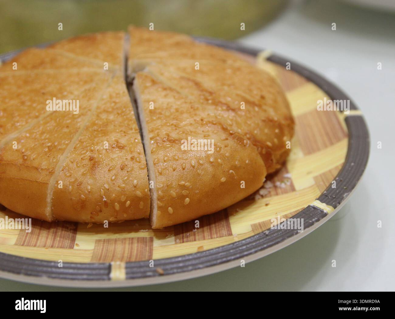 Focaccia rotonda cinese con sesamo in cima e fagioli rossi ripieni in un ristorante a Dunhuang, Cina Foto Stock