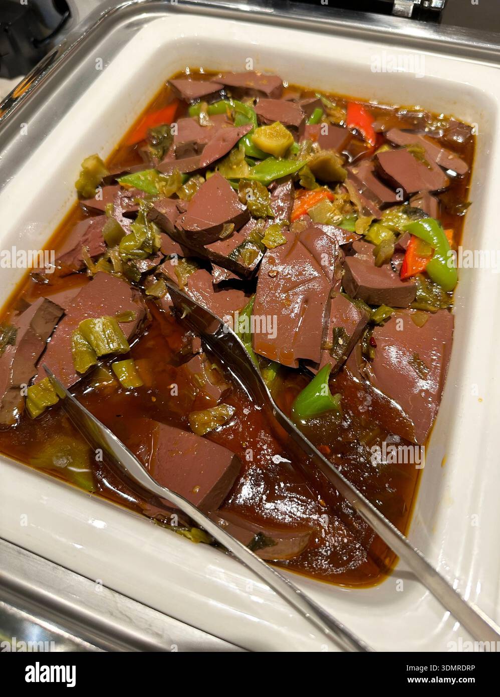 La cagliata di sangue di maiale, nota anche come "Blood tofu" o "Blood pudding", con verdure sottaceto come antipasto freddo in un buffet dell'hotel, Jiayuguan City, Cina Foto Stock