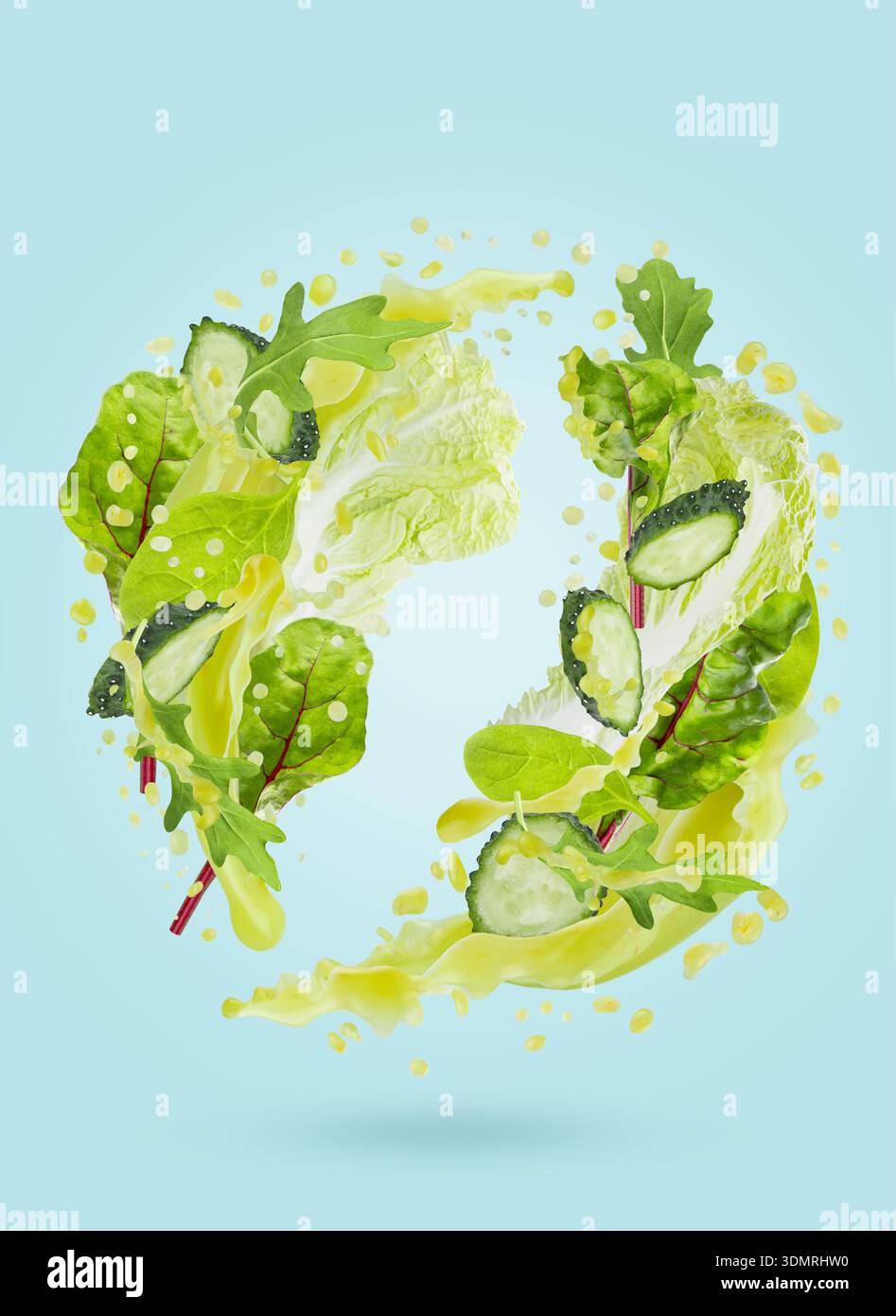 Fondo vegetale a polpa verde - cocktail verde con verdure in succo gli spruzzi si innalzano come flusso rotondo, sfondo blu. Per un menu di dieta sana, brandi Foto Stock