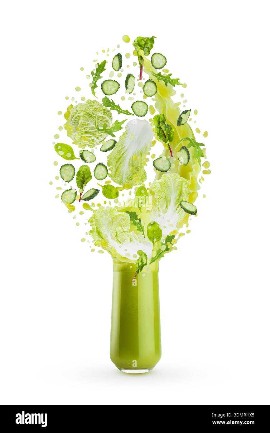 Succo di verdura verde in vetro con verdure volanti, fette di cetriolo, foglie di rucola, schizzi, turbolenza succosa, isolato. Frullato di verdure vitaminiche per lui Foto Stock