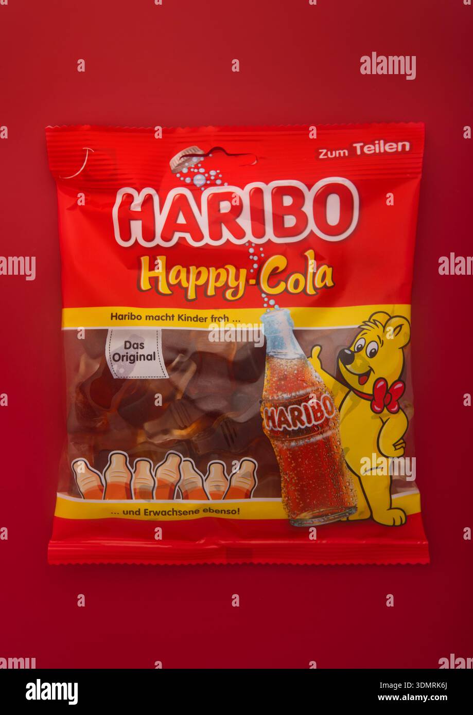 LONDRA, Regno Unito - 19 GENNAIO 2024: Confezione di caramelle gommose Haribo Happy Cola con su rosso. Foto Stock