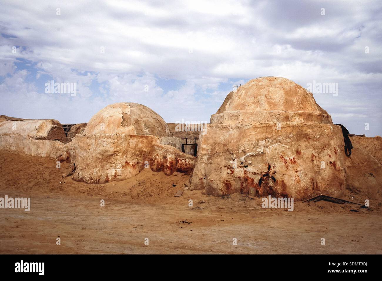 Nefta, Tunisia - 14 ottobre 2006: Resti di George Lucas Star Wars il set cinematografico della minaccia fantasma di Mos Espa vicino alla città di Nefta Foto Stock