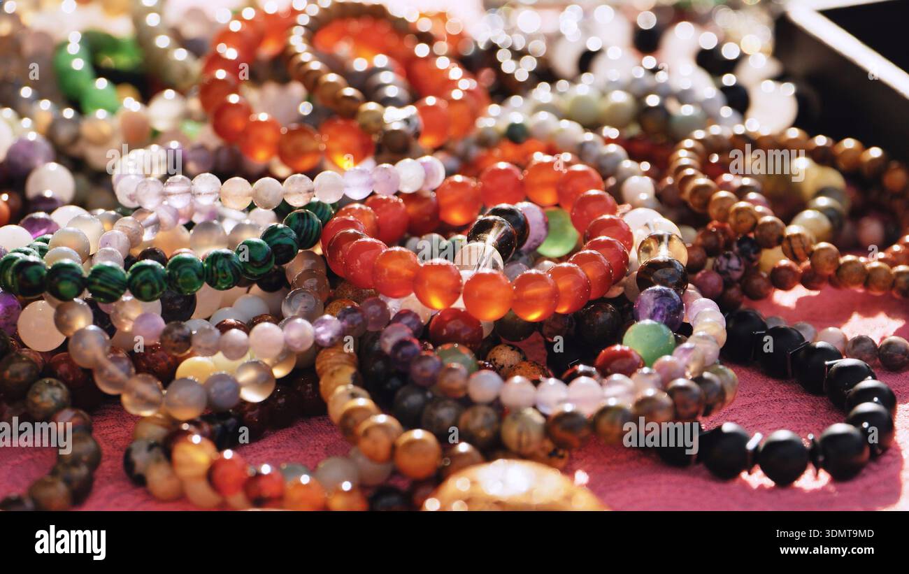 Bracciali spirituali colorati con perline curative e pietre preziose naturali provenienti dall'India Foto Stock