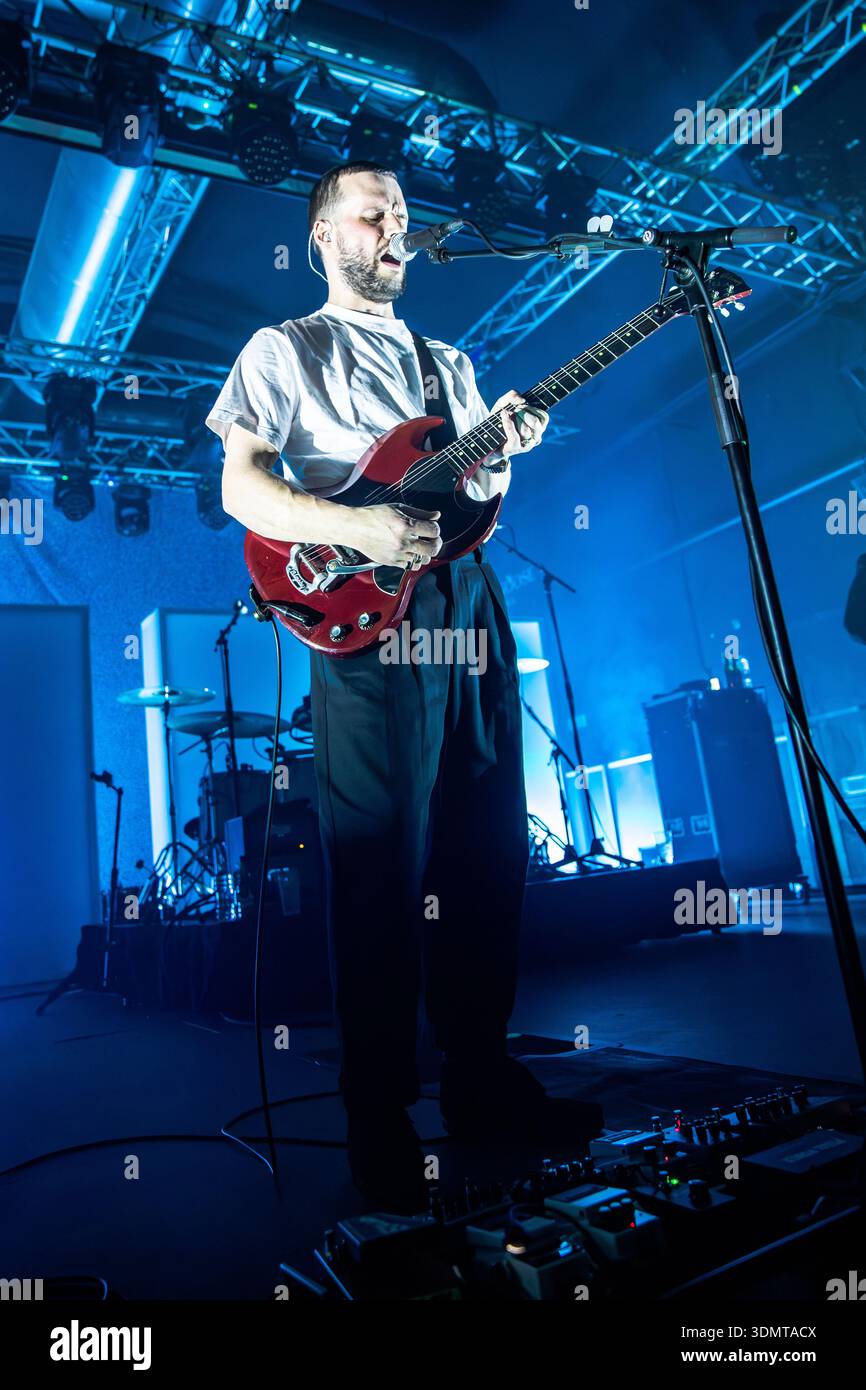 Milano Italia. 6 febbraio 2026. La band indie rock inglese WHITE LIES si esibisce dal vivo sul palco dei magazzini generali durante il "Night Lies Tour". Foto Stock