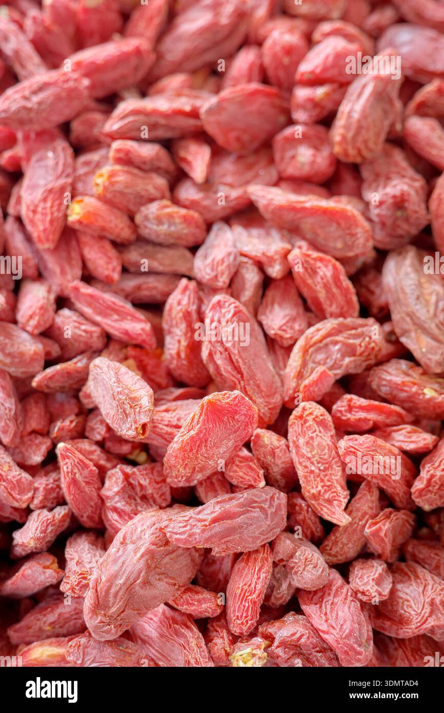 Foto ravvicinata delle bacche di goji essiccate, messa a fuoco selettiva. Foto Stock