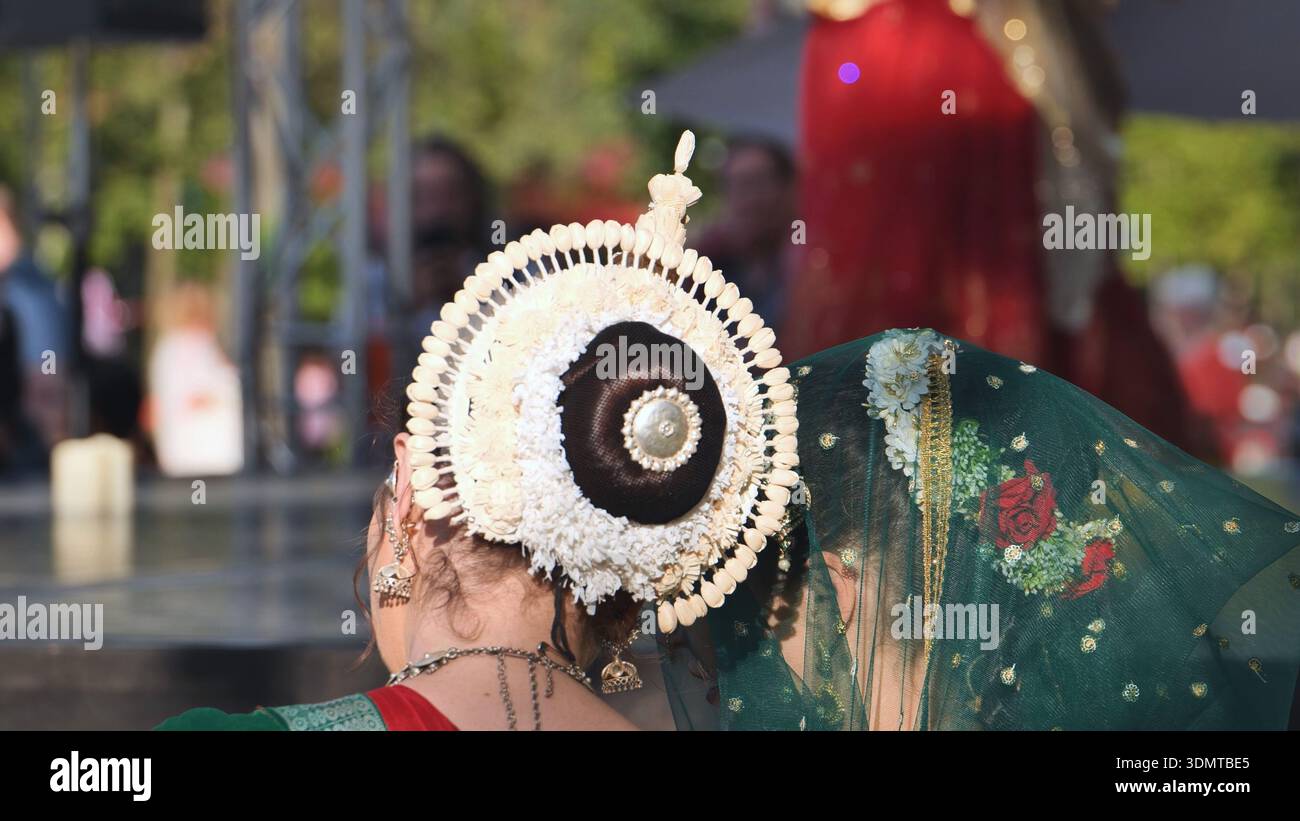 Donne indiane che indossano abiti tradizionali e copricapi ornati durante un evento culturale Foto Stock