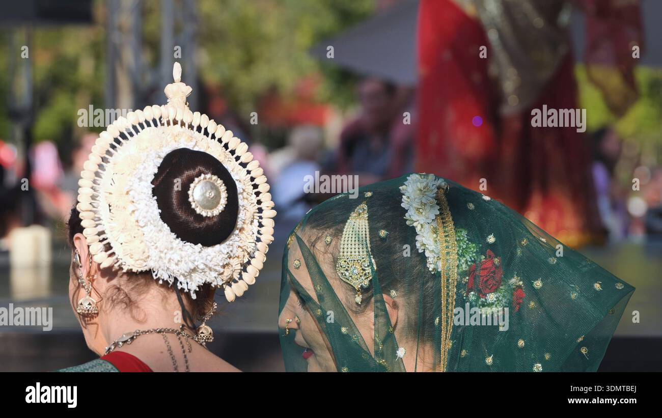 Mosca, Russia - 17 agosto 2025: Donne indiane che indossano costumi da ballo tradizionali di Odissi e copricapi culturali Foto Stock