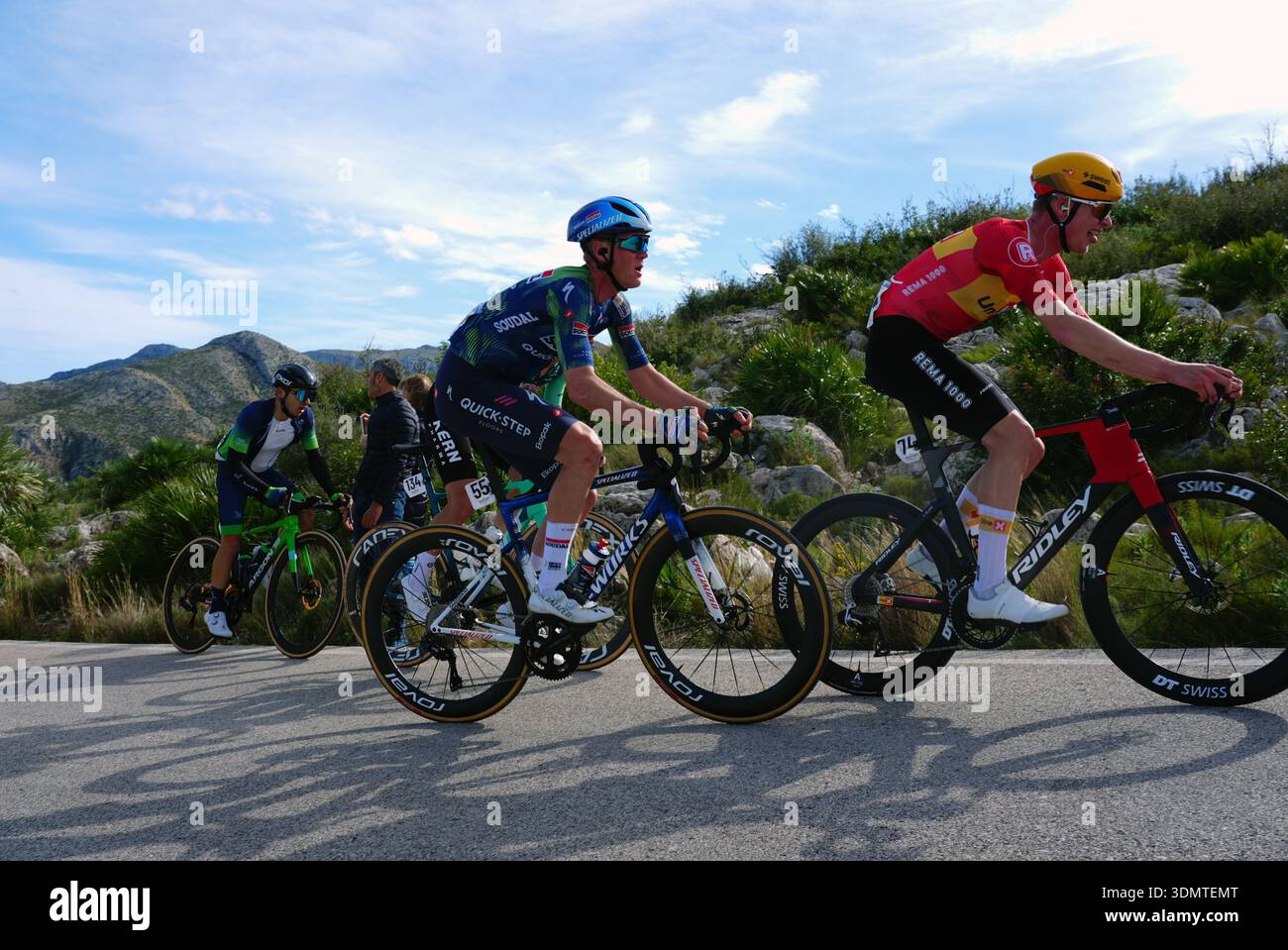 La Nucia, Spagna. 7 febbraio 2026. Belga Dries Van Gestel di Soudal Quick-Step, danese William Blume Levy di uno‑ e X Mobility nella foto durante la quarta tappa della volta Comunitat Valenciana 2026, Tour of Valencia, gara ciclistica da la Nucia a Teulada Moraira (172, 2 km), sabato 07 febbraio 2026 in Spagna. La gara si svolge dal 4 all'8 febbraio e attraversa le tre province della Comunità Valenciana. BELGA FOTO JOMA GARCIA credito: Belga News Agency/Alamy Live News Foto Stock