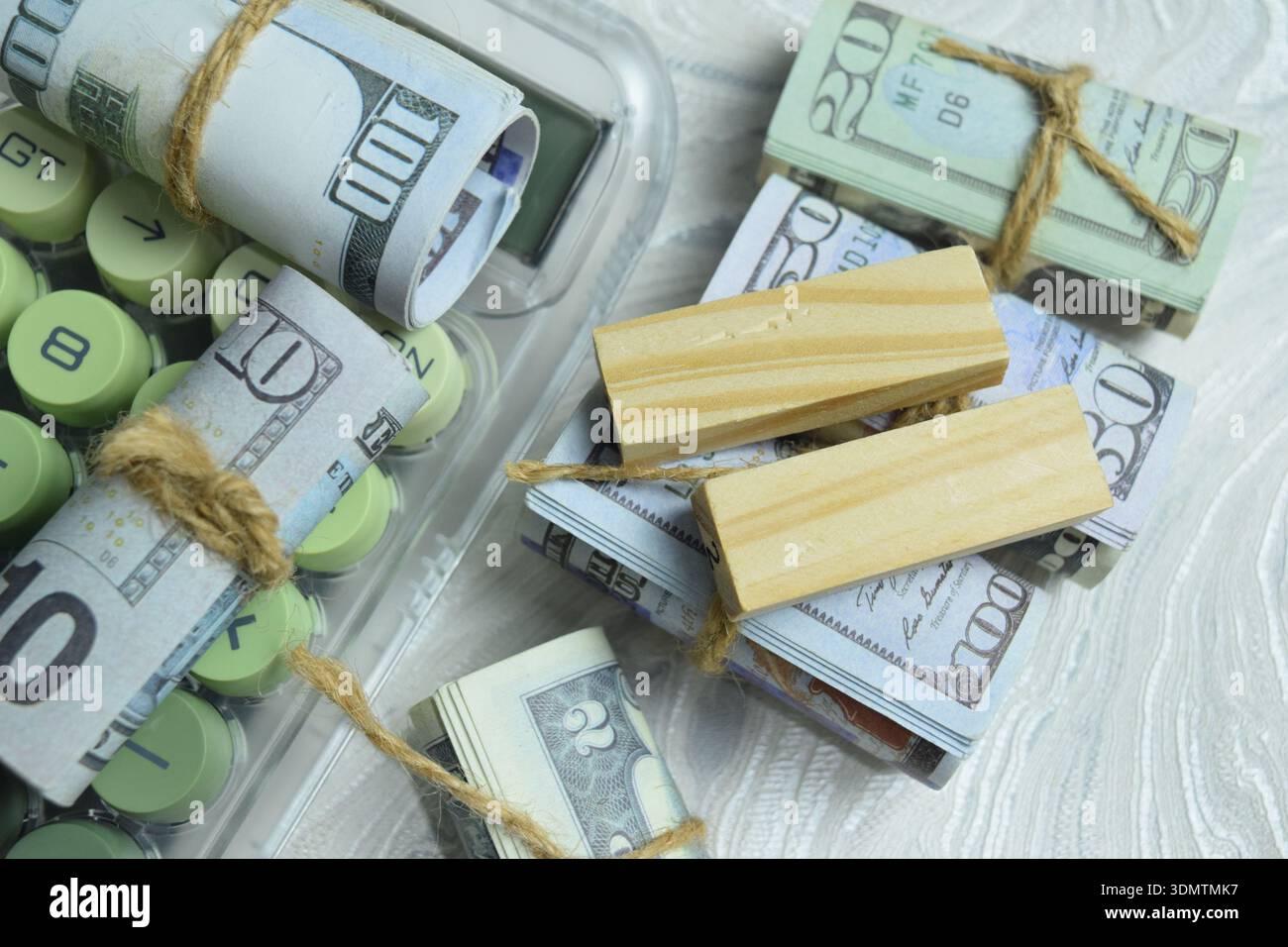 Concetto di calcolatrice, valuta del dollaro e blocchi di legno. Foto Stock