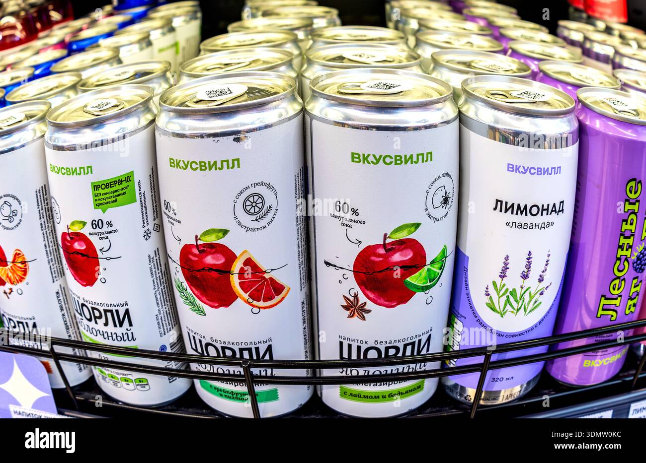 Samara, Russia - 24 marzo 2025: Varie bevande a base di frutta in scatola in mostra presso il negozio di alimentari VkusVill. Diversi succhi di frutta VkusVill Foto Stock
