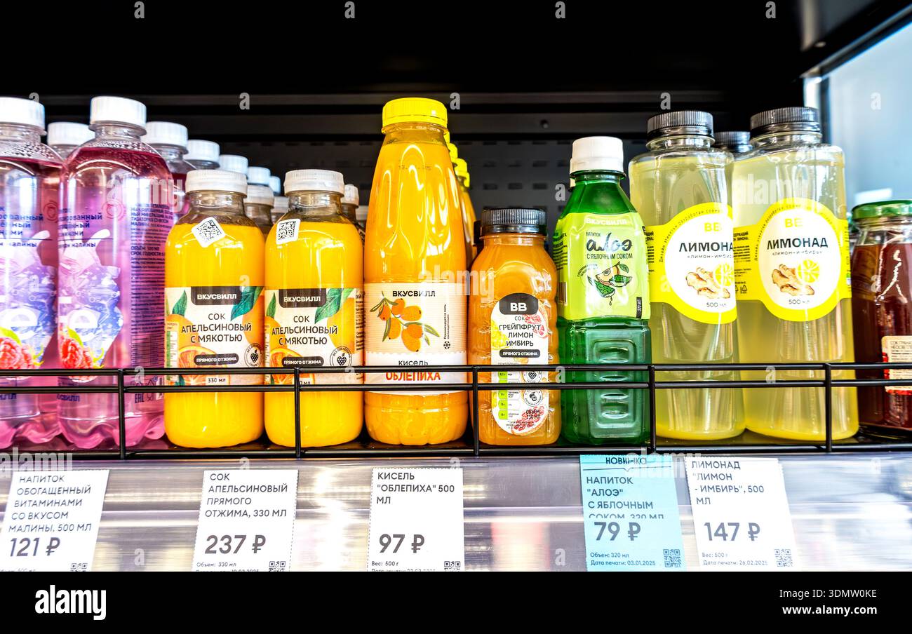 Samara, Russia - 24 marzo 2025: Varie bevande a base di frutta in bottiglie di plastica in esposizione presso il negozio di alimentari VkusVill. Diversi succhi di frutta VkusVill Foto Stock