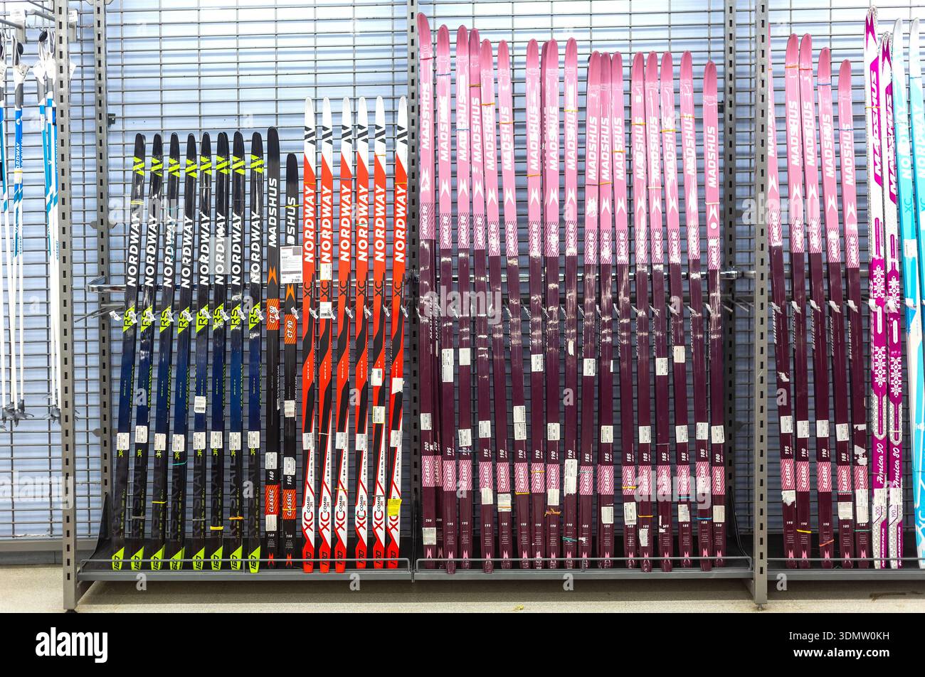 Samara, Russia - 9 febbraio 2025: Sci sportivi di diverse dimensioni in mostra in un negozio di articoli sportivi Foto Stock