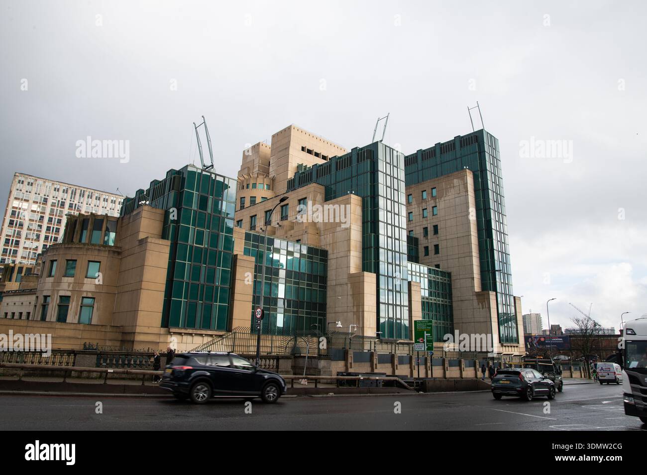 Vista esterna del quartier generale del Secret Intelligence Service, noto anche come MI6, a Vauxhall Cross a Londra, un importante governo britannico e intelligence Foto Stock