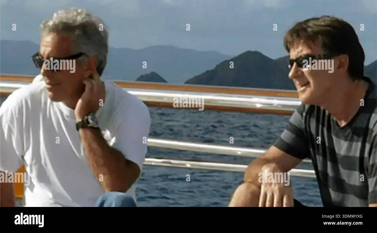 JEFFREY EPSTEIN a destra, finanziere americano e condannato trafficante di sez in una foto non datata con il politico britannico Peter Mandelson. Fonte: Il Dipartimento di giustizia DEGLI STATI UNITI ha rilasciato i fascicoli Epstaein nel 2026. Foto Stock