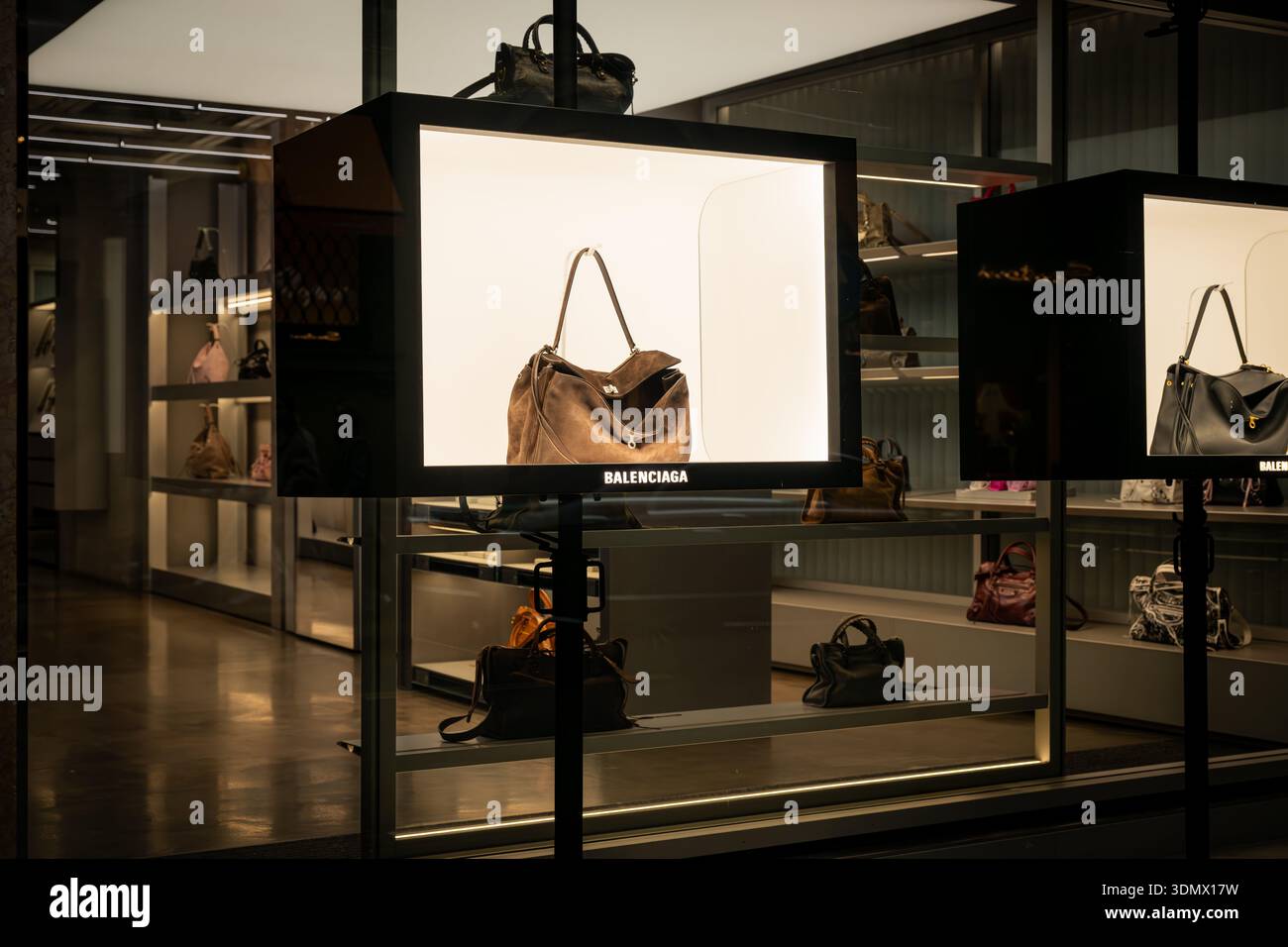 Milano, Italia - 2026, 3 febbraio: Borsa di lusso Balenciaga FW25 esposta in un elegante espositore illuminato che mette in risalto l'eleganza moderna e l'eccellenza Foto Stock