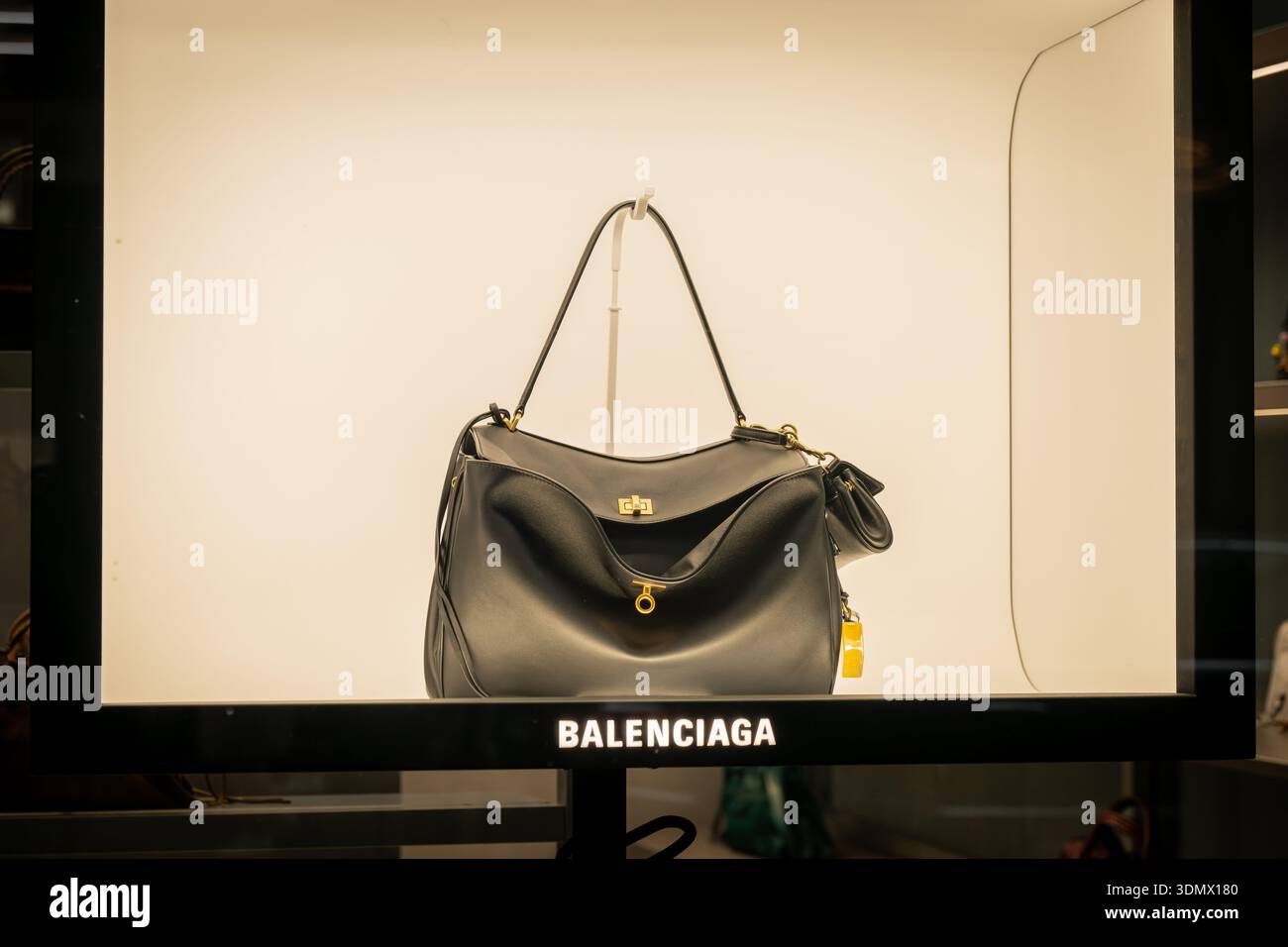 Milano, Italia - 2026, 3 febbraio: Borsa Balenciaga FW25 in pelle nera esposta in un elegante espositore boutique, che mette in risalto lusso moderno e sofisticato Foto Stock