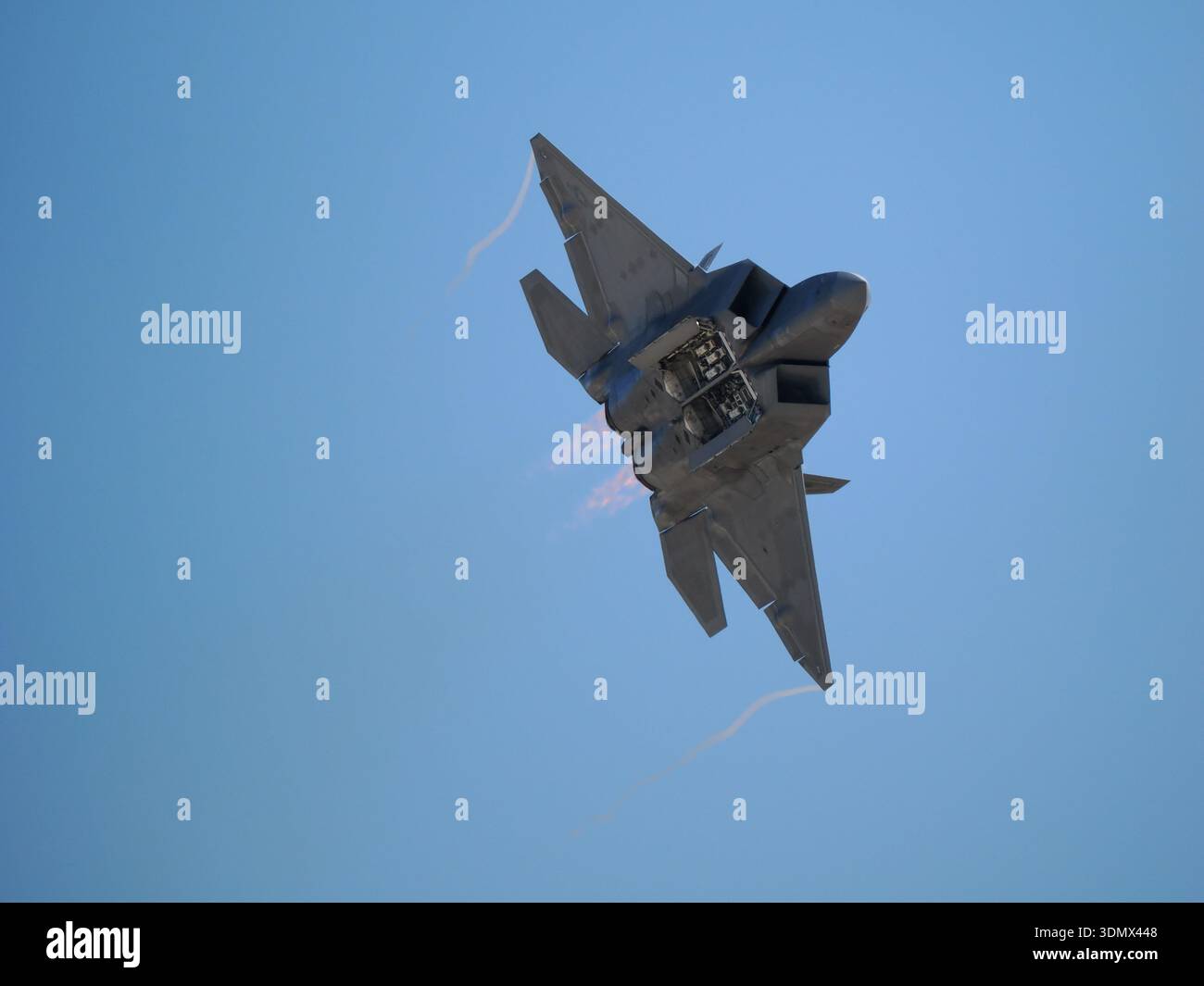 San Diego, California, USA - 28 settembre 2025: Un F-22 Raptor dell'aeronautica militare statunitense vola con le sue baie di armi interne aperte, mostrando il missile rac Foto Stock