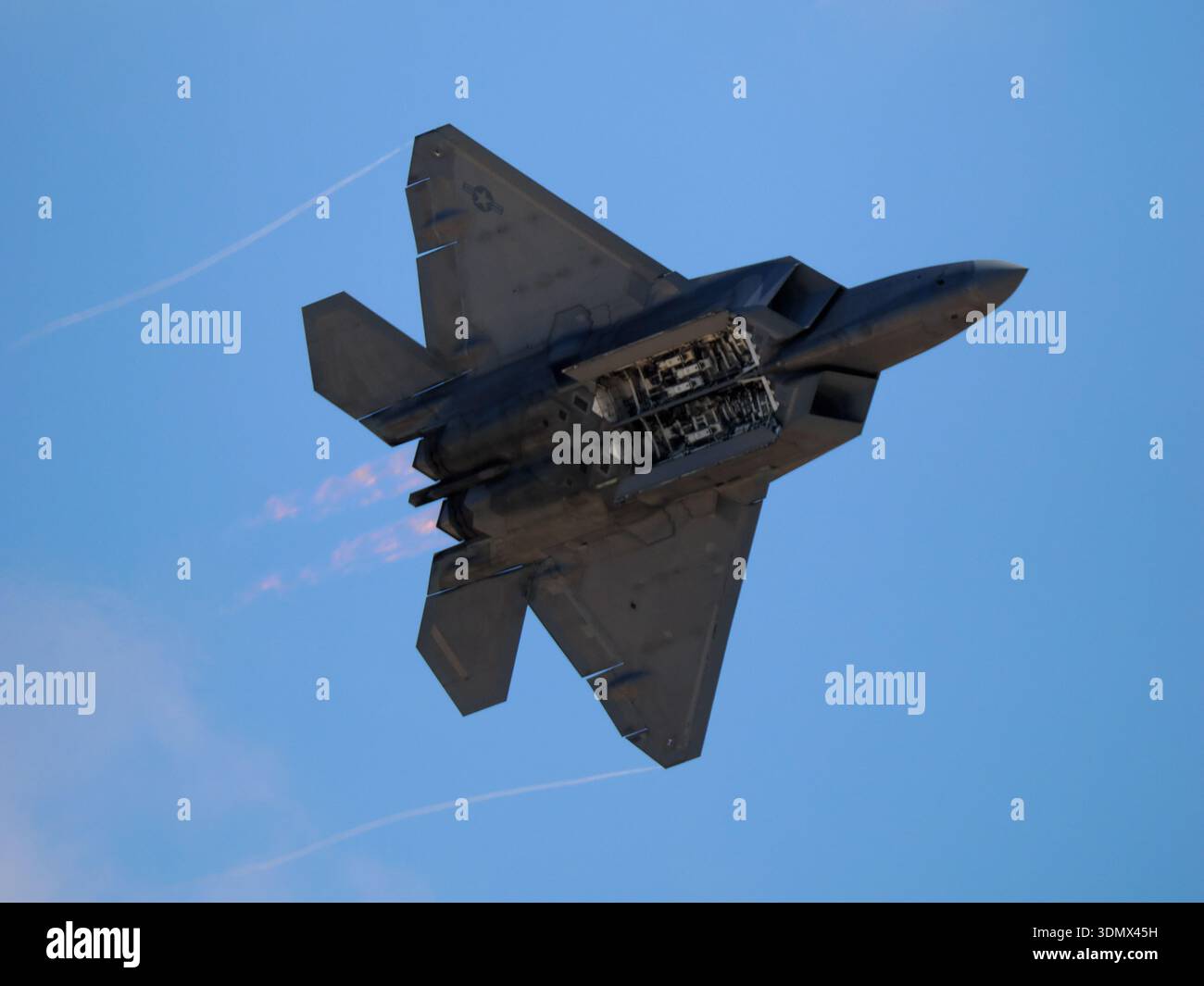 San Diego, California, Stati Uniti - 28 settembre 2025: Una vista dettagliata ravvicinata delle baie di armi interne aperte di un caccia stealth F-22 Raptor durante un Foto Stock