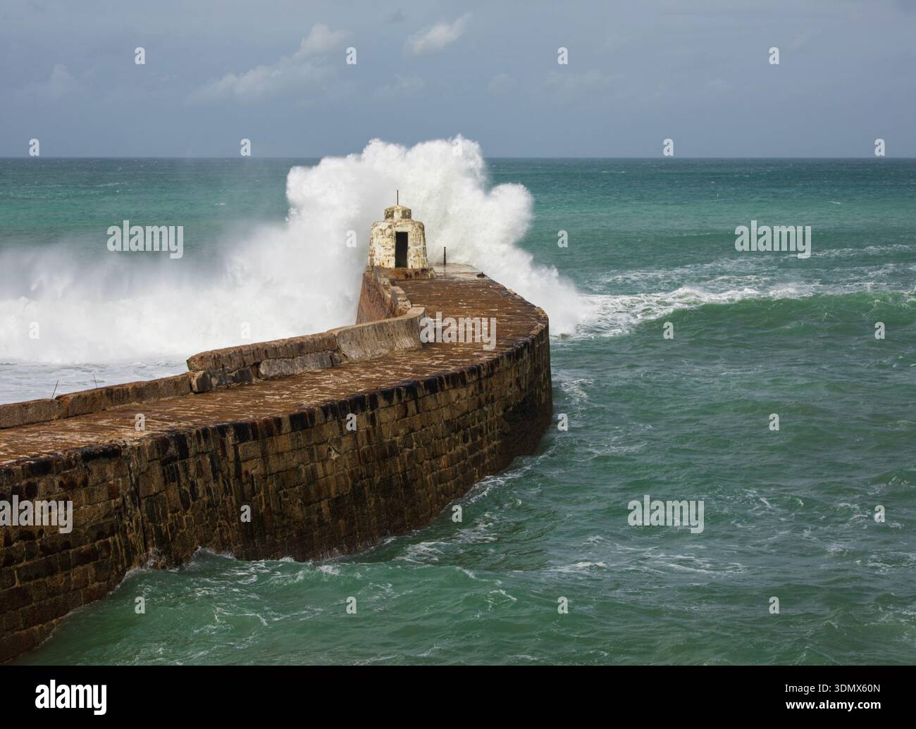Tempesta Nigel che si schianta nella Capanna delle Scimmie a Portreath Foto Stock
