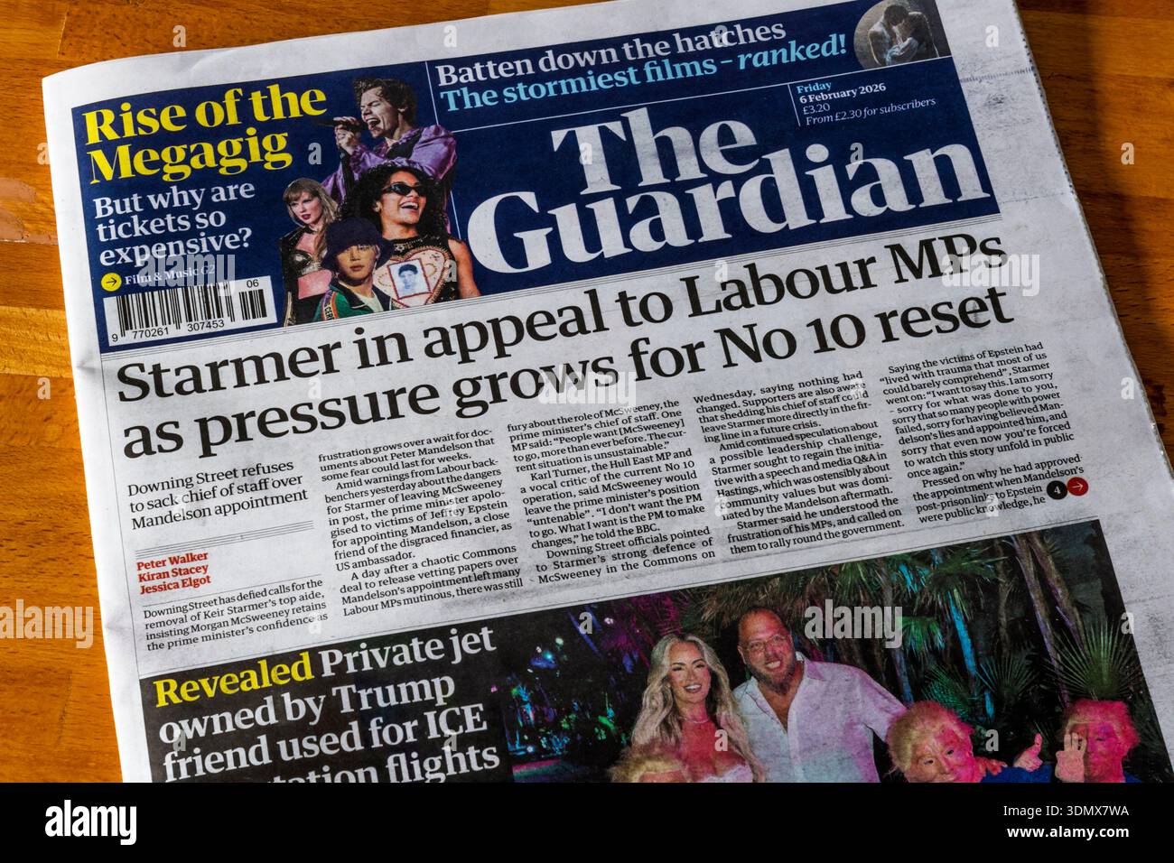 6 febbraio 2026. Il titolo della prima pagina del Guardian legge Starmer in appello ai parlamentari laburisti mentre la pressione aumenta per il reset del numero 10. Foto Stock
