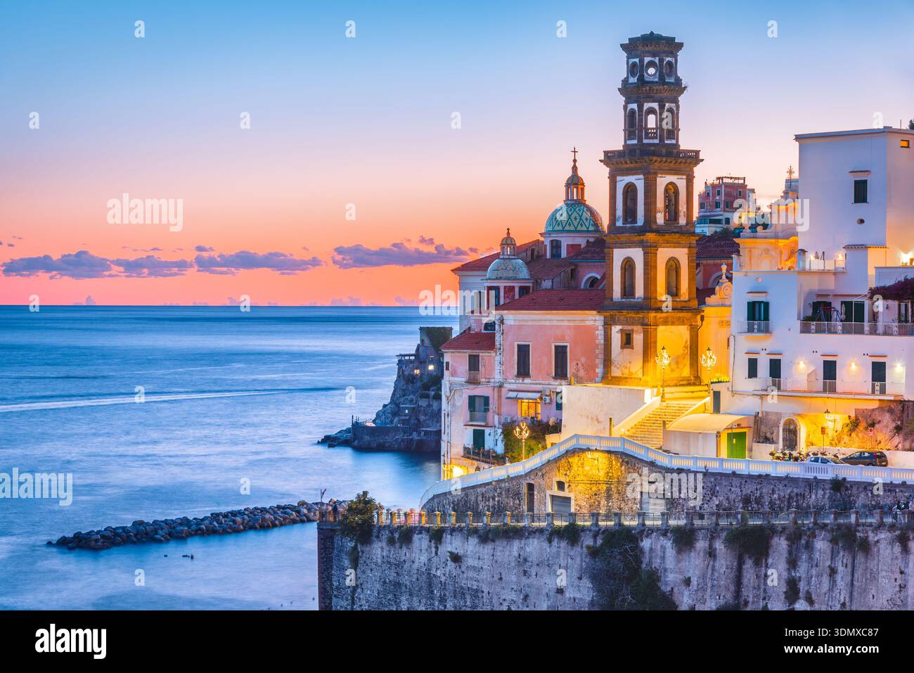 Atrani, Italia. Case colorate sulla scogliera, colori del tramonto sulla Costiera Amalfitana e sul Mar Mediterraneo. Foto Stock