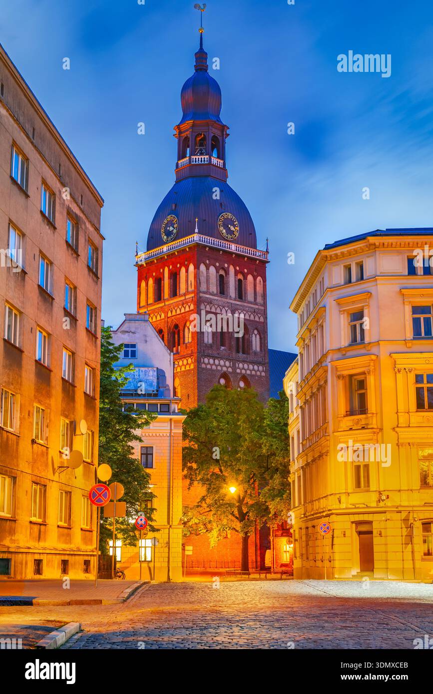 Riga, Letonia. Luci della città di mezzanotte nel centro città e la cattedrale di Rigas Dom Foto Stock