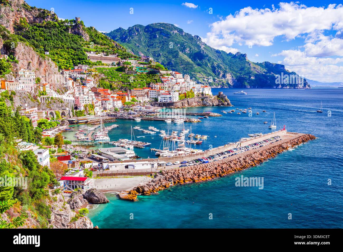 Amalfi, Italia. Bellissimo villaggio, case colorate, acque turchesi mediterranee sul mare della Campania. Foto Stock