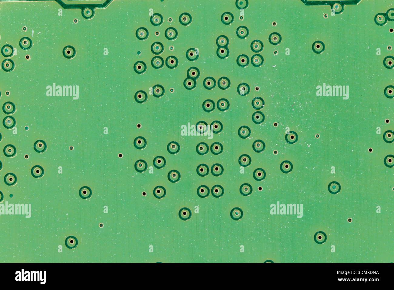 Scheda a circuito stampato verde che mostra componenti e collegamenti elettronici complessi Foto Stock