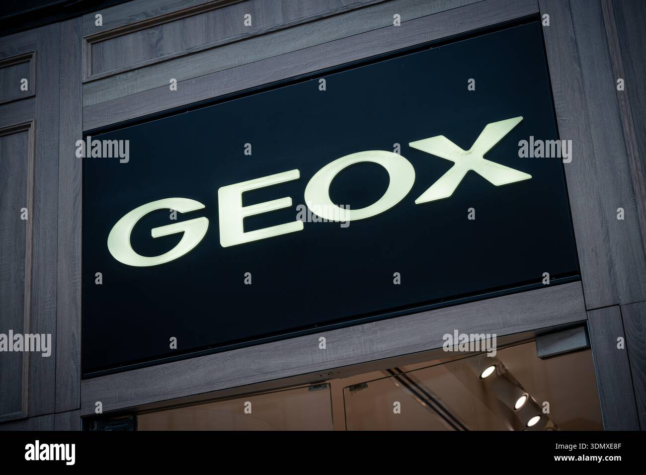 Milano, Italia - 2026, 3 febbraio: Vetrina Geox FW25 con segnaletica illuminata, design elegante e moderno e marchio elegante in un quartiere alla moda di Milano Foto Stock