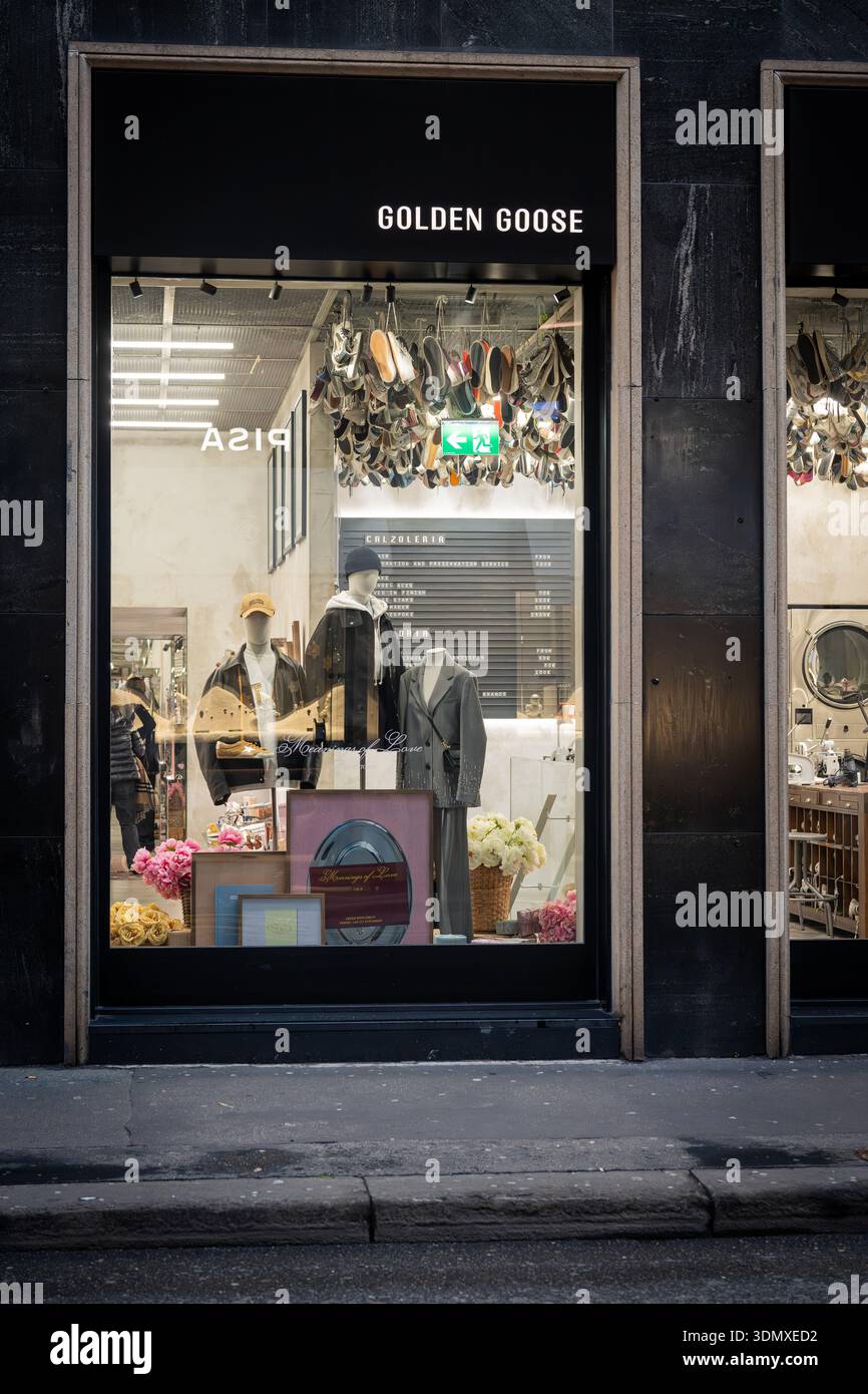 Milano, Italia - 2026, 3 febbraio: La vetrina boutique Golden Goose FW25 presenta un elegante e moderno display con moda di lusso e arredi vivaci e accattivanti Foto Stock
