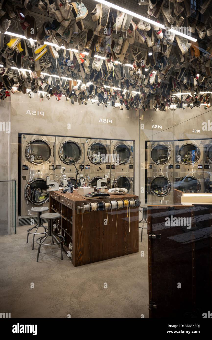 Milano, Italia - 2026, 3 febbraio: Golden Goose FW25 presenta un'impressionante installazione di sneaker in una boutique moderna di ispirazione industriale, che unisce arte e fas Foto Stock