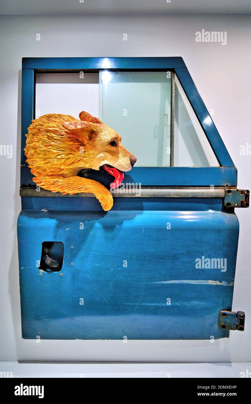 Haynes Motor Museum mostra la porta di una Land Rover con un cane che sbatte la lingua Foto Stock