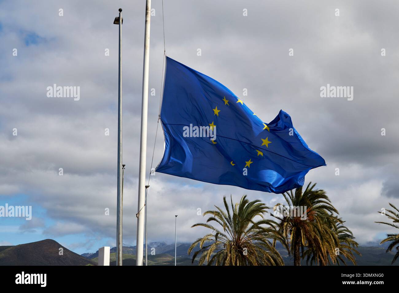 bandiera ue che batte a mezz'asta periodo di lutto nazionale dopo l'incidente ferroviario gran canaria, isole canarie, spagna Foto Stock