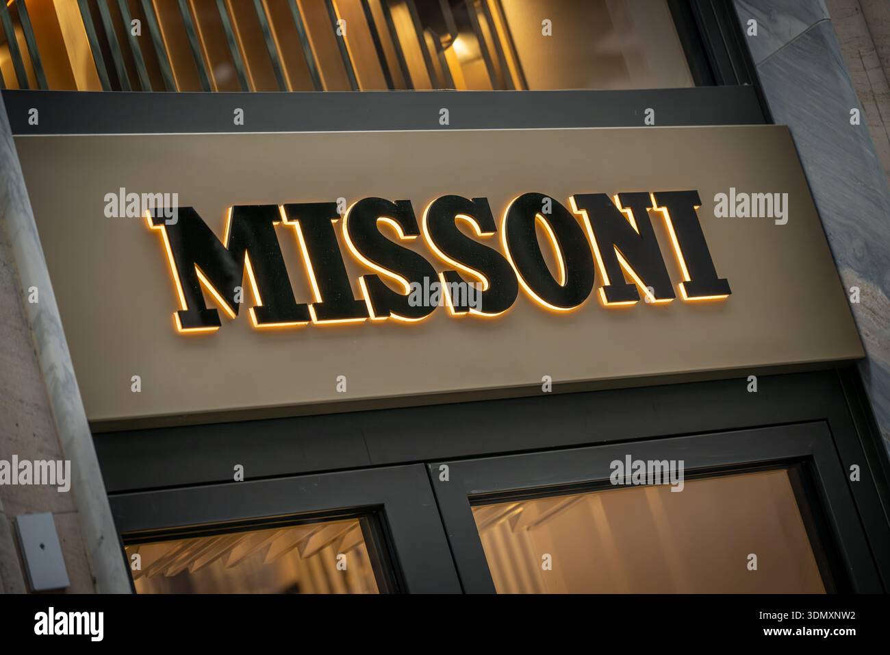 Milano, Italia - 2026, 3 febbraio: Il segno boutique Missoni FW25 si illumina di eleganza moderna, mettendo in risalto il marchio di lusso e il sofisticato design italiano Foto Stock