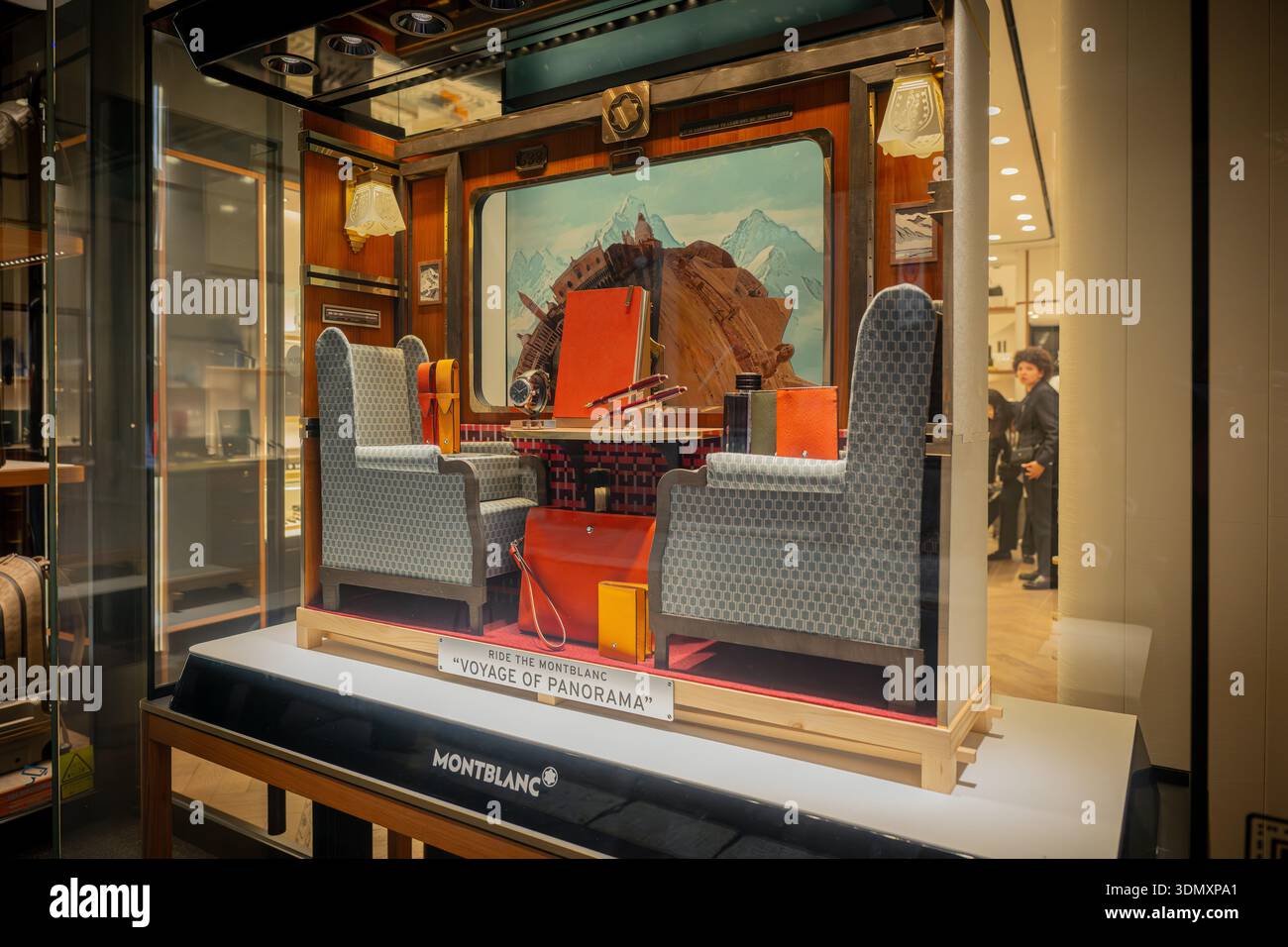 Milano, Italia - 2026, 3 febbraio: Vetrina Montblanc FW25 con arredi di lusso ispirati ai viaggi, accessori eleganti e sofisticati Visual merchandisi Foto Stock