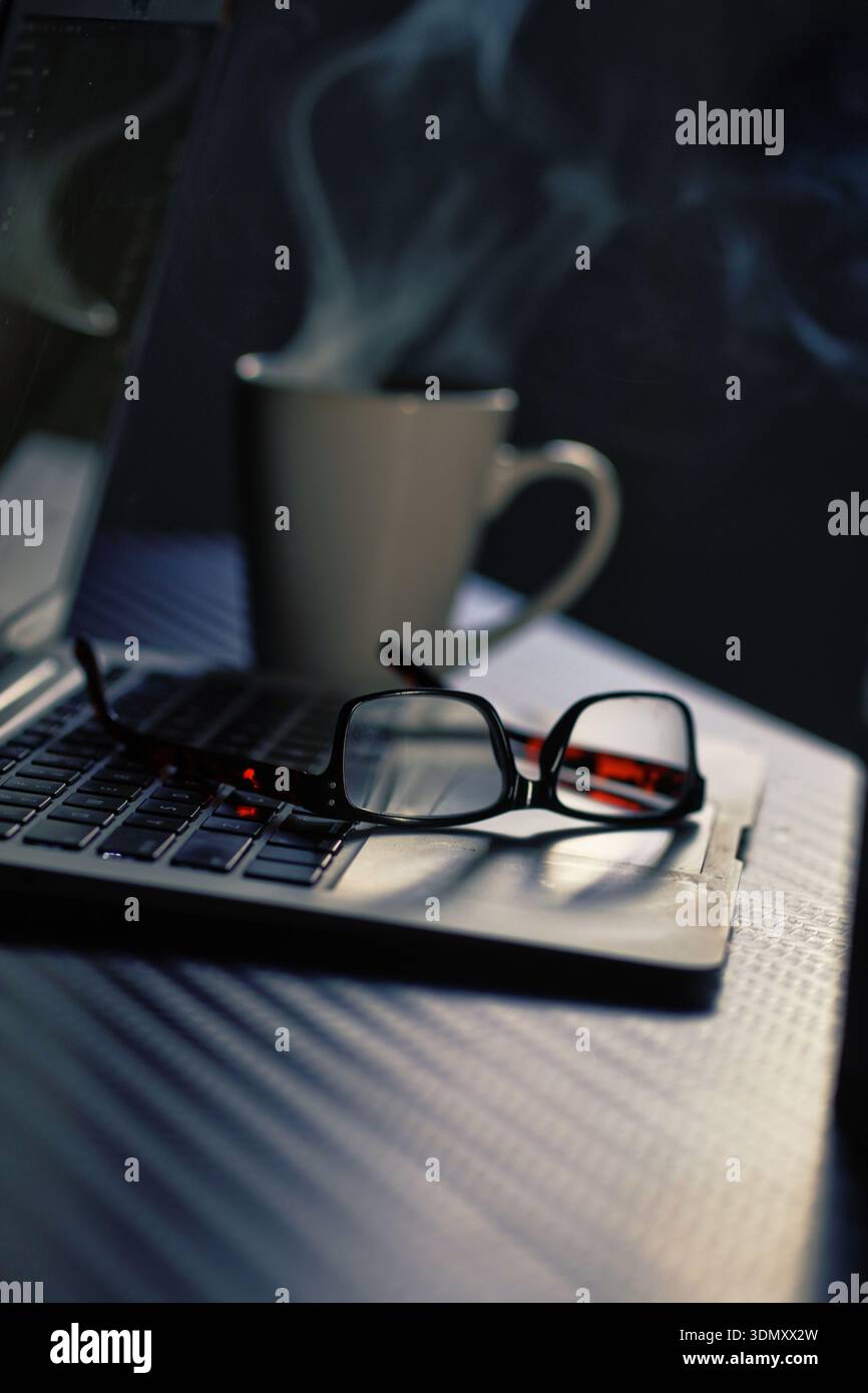 Concetto di lavorare fino a tarda notte. Foto Stock