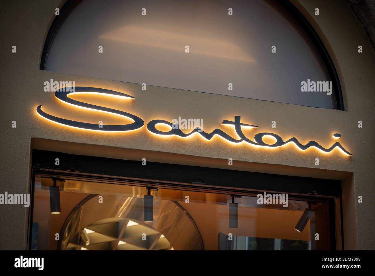 Milano, Italia - 2026, 3 febbraio: Esterno boutique Santoni con segnaletica illuminata, design elegante e lussuoso ambiente alla moda FW25 in un elegante ambiente urbano Foto Stock