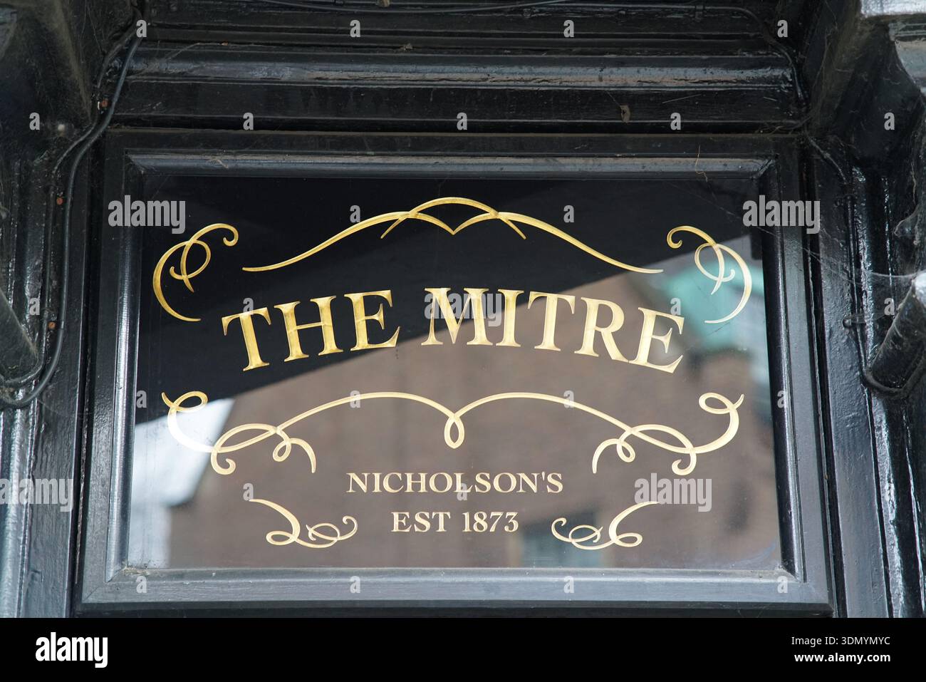 Insegna in oro per il pub Mitre fondato nel 1873 da Nicholson's su una storica finestra del pub di Cambridge. Cambridge, Inghilterra Foto Stock