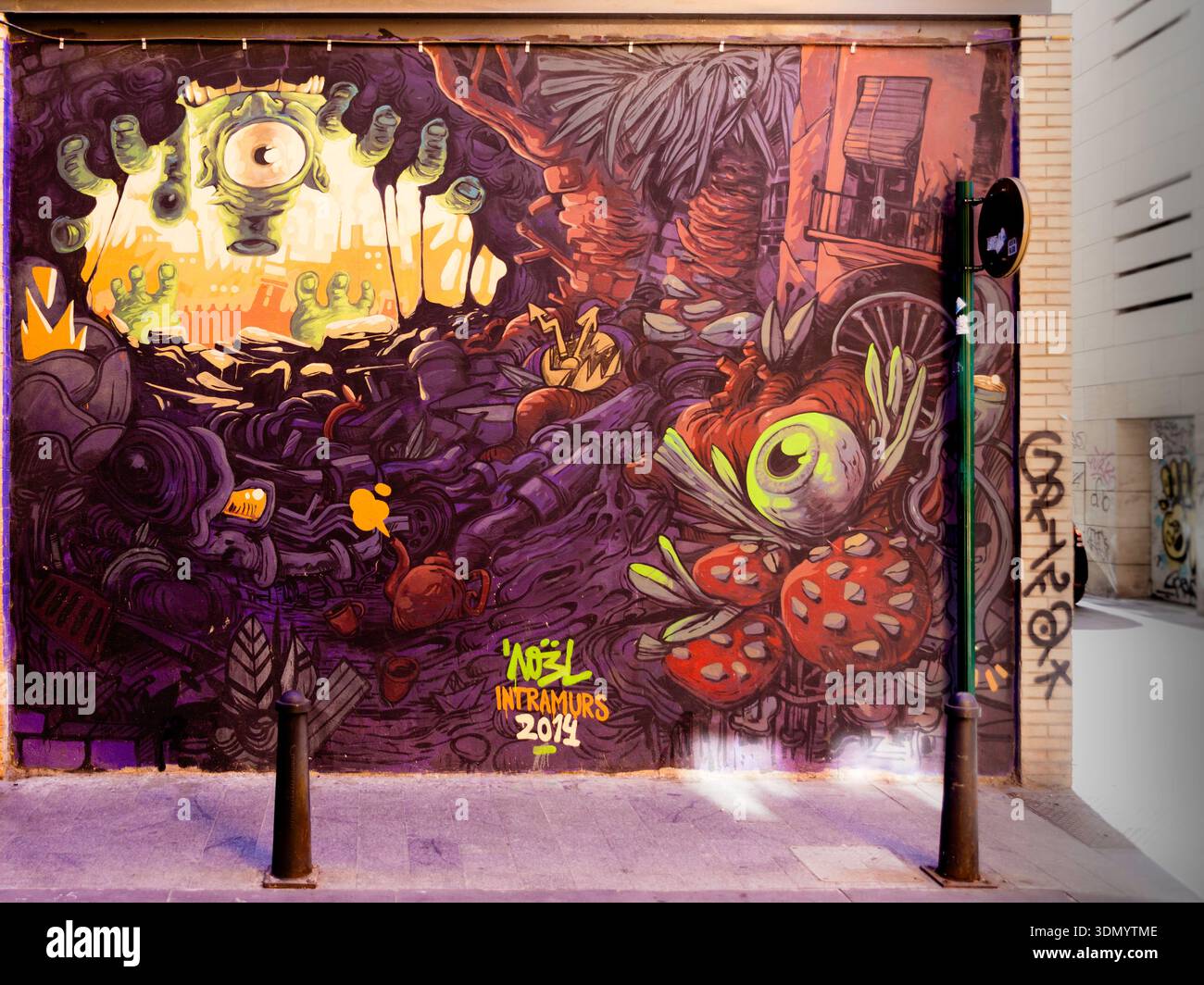 Un colorato murale di strada che raffigura creature fantastiche e vivaci sfumature. Foto Stock
