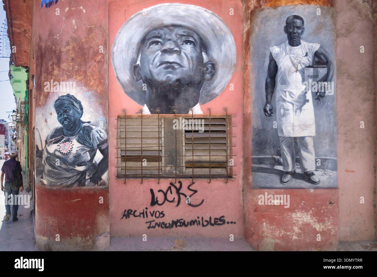 La Street art cattura le espressioni culturali su una vibrante cinta muraria della città. Foto Stock