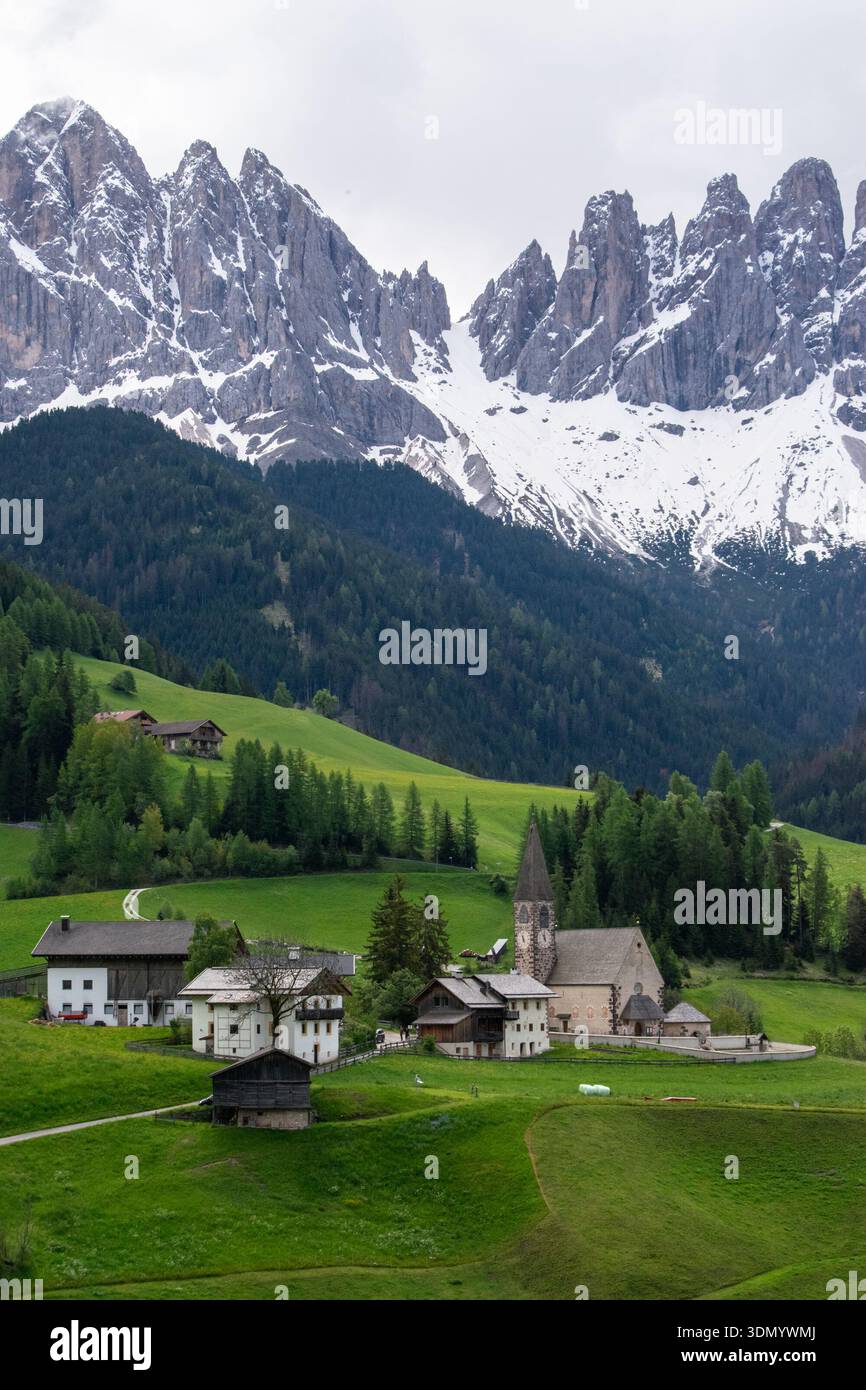Pittoresca chiesa alpina di Santa Maddalena sotto le cime delle Odle, Italia, Dolomiti Foto Stock