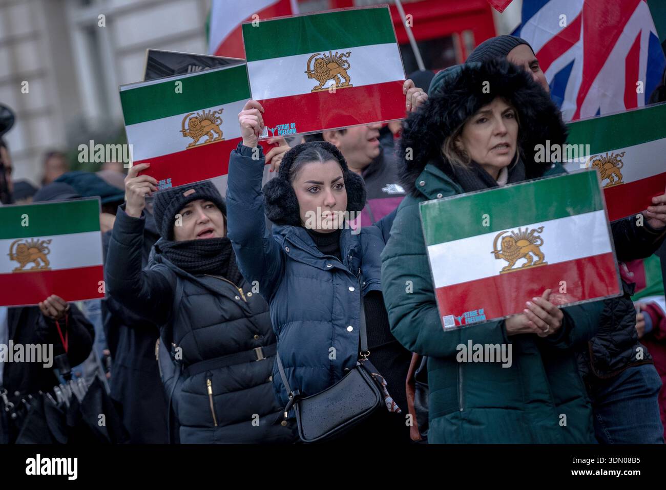 Londra, Regno Unito. 7 febbraio 2026. Britannici-iraniani e sostenitori marciano da Marble Arch per radunarsi a Whitehall come parte dell'azione di protesta in corso che chiede un cambio di regime in Iran. Decine di migliaia di manifestanti e civili iraniani sono stati confermati uccisi nelle proteste in tutto l'Iran, con cadaveri scomparsi e sepolture di massa segnalate. Recenti testimonianze di medici, obitorio e personale del cimitero rivelano un enorme sforzo statale per nascondere l'uccisione sistematica dei manifestanti. Crediti: Guy Corbishley/Alamy Live News Foto Stock