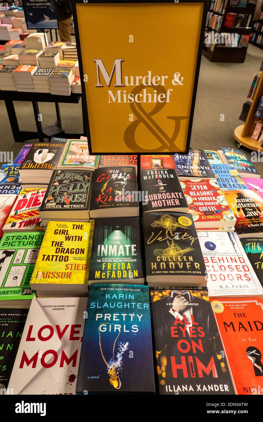 Barnes & Noble Booksellers sulla Fifth Avenue a New York City ha una vasta selezione di libri e riviste, Stati Uniti 2026 Foto Stock