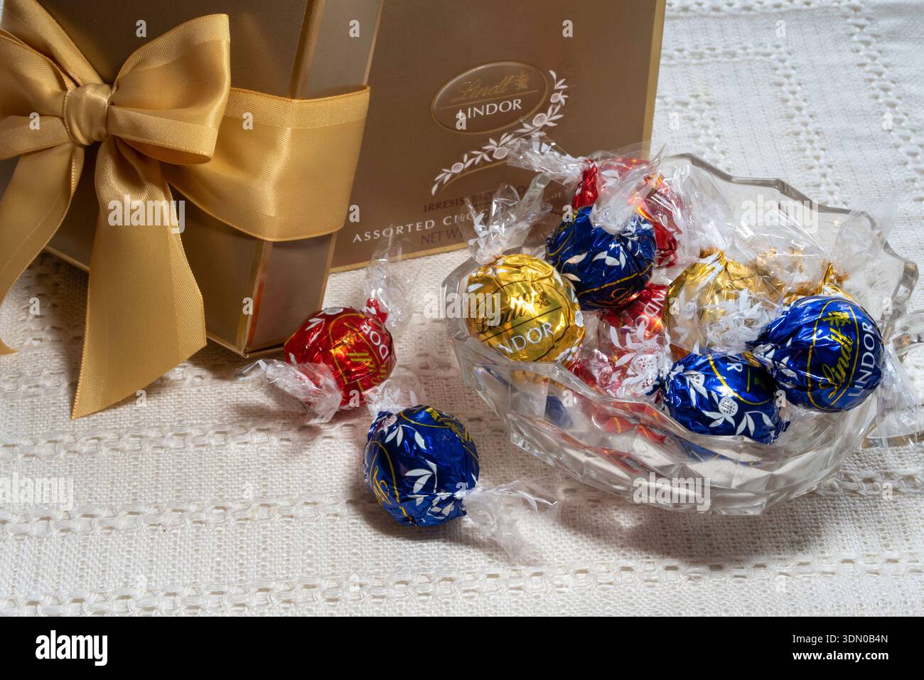 I tartufi al cioccolato al latte Lindt Lindor sono un prodotto caramelle di lusso, 2026 Foto Stock