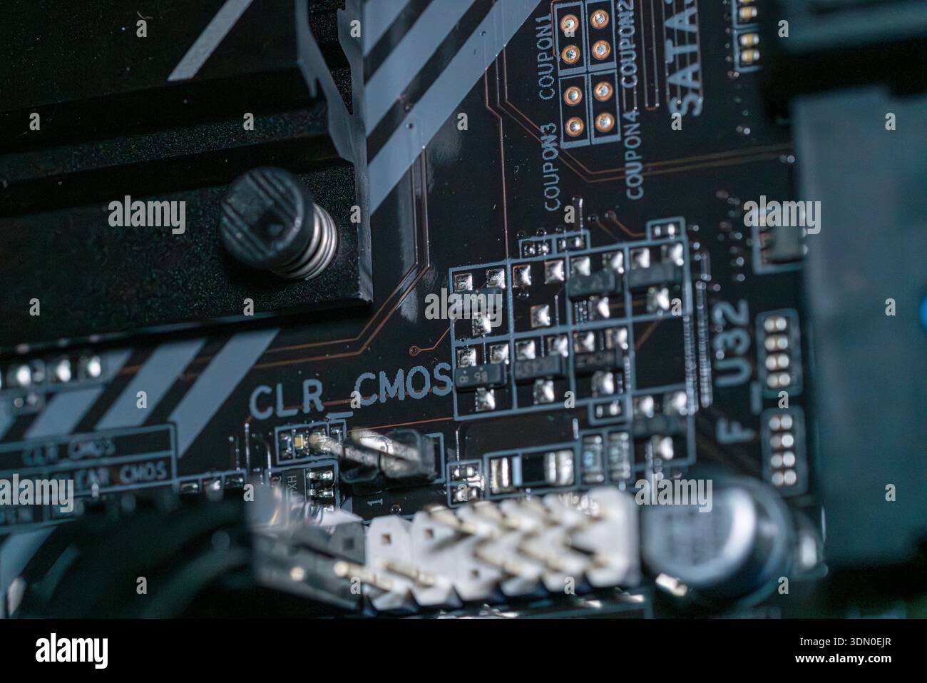 Primo piano della moderna scheda madre PCB con componenti MOSFET e tecnologia hardware per computer desktop con circuiti a semiconduttore Foto Stock