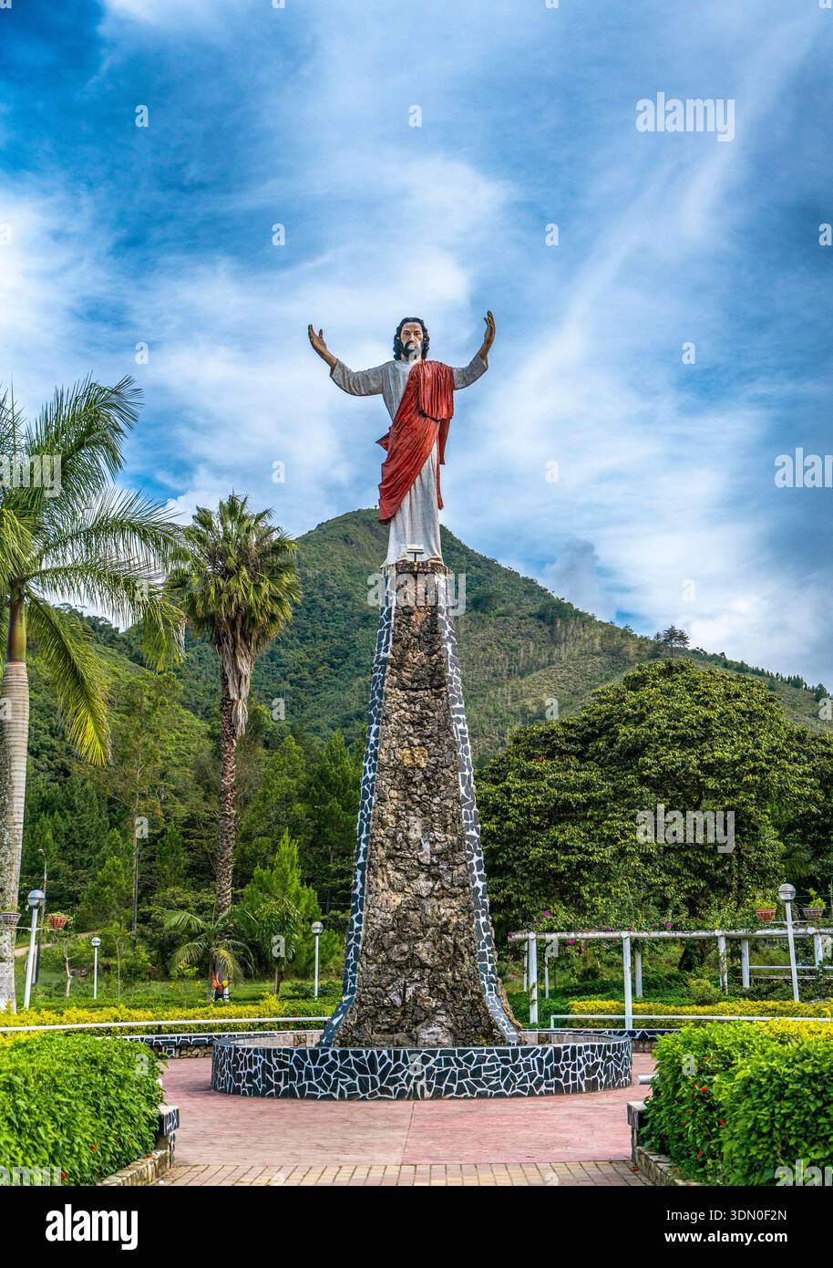 Statua di Cristo a braccia aperte nella cittadina rurale di montagna, che rappresenta la religione, la spiritualità, la fede e il turismo culturale. Foto Stock
