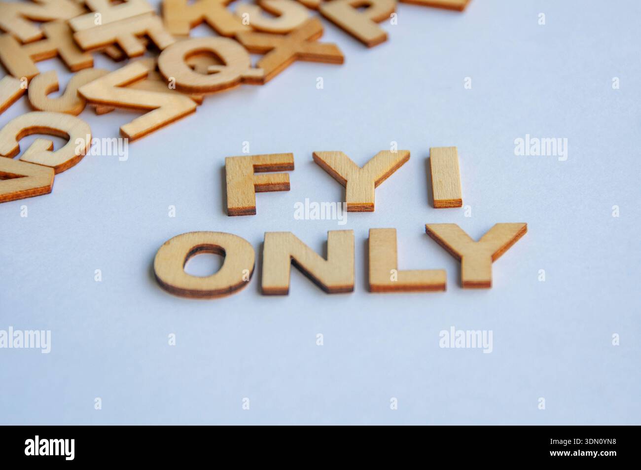FYI è formulata solo in lettere di legno su sfondo bianco, che rappresenta un chiarimento interno e un concetto di informazione limitata. Foto Stock