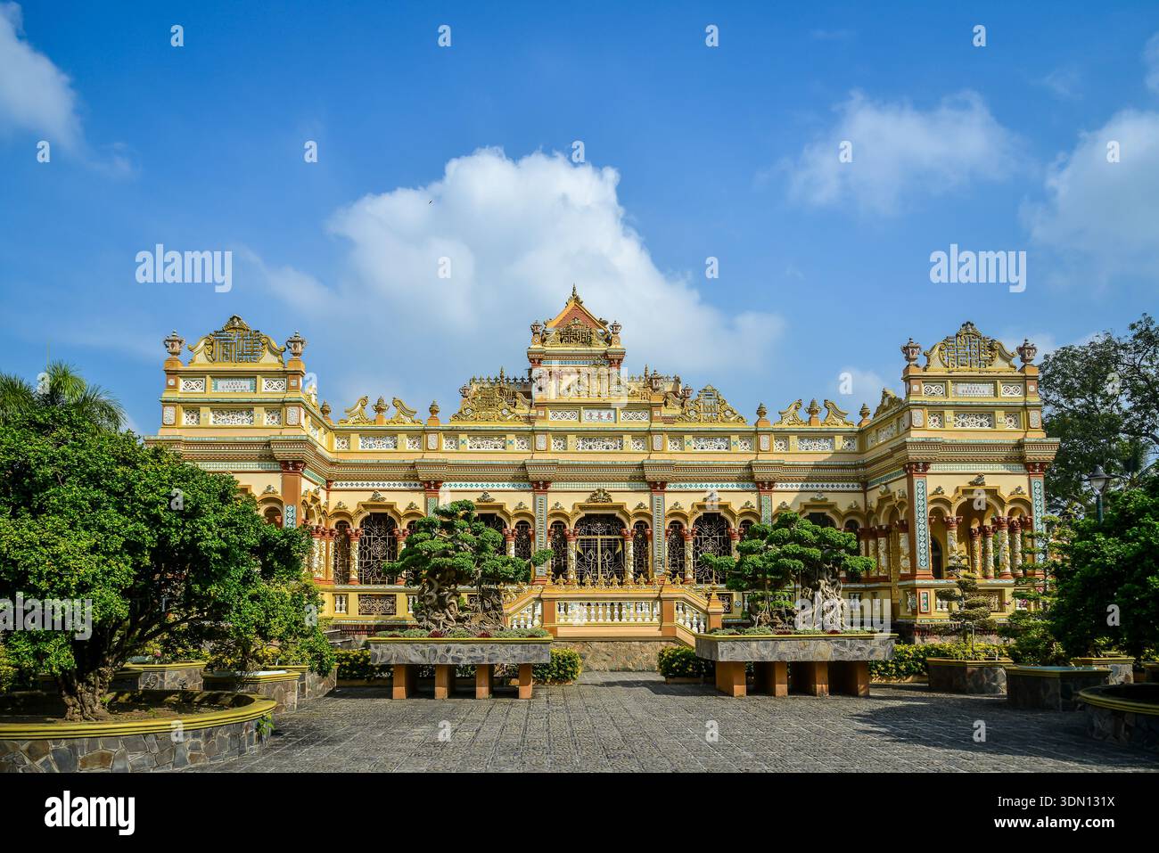 Vista dello storico Tempio di Vinh Trang, la città di My Tho, la provincia di Tien Giang, Vietnam. Foto Stock