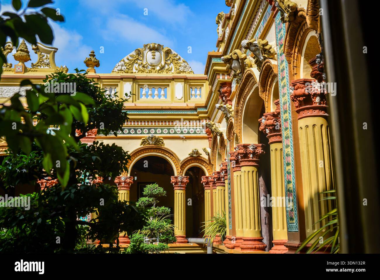 Vista dello storico Tempio di Vinh Trang, la città di My Tho, la provincia di Tien Giang, Vietnam. Foto Stock